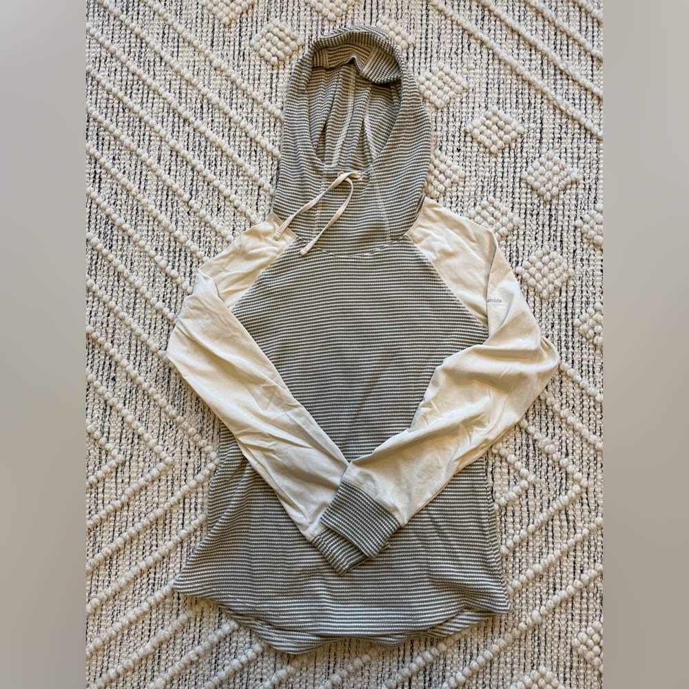 Columbia, size Large, cream and grey